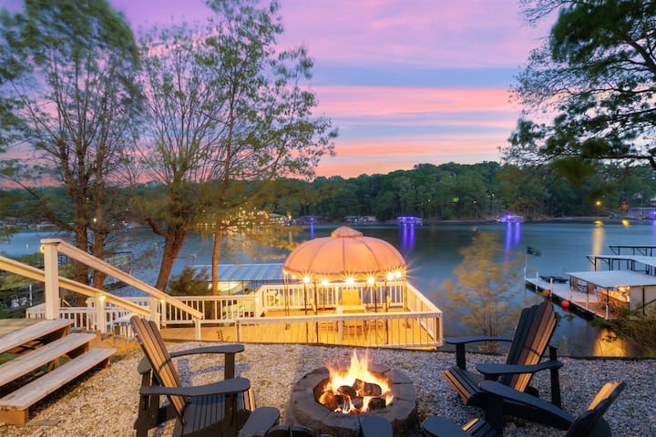 Lakefront! Hot Tub, Smart TVs, EV Charger, Firepit