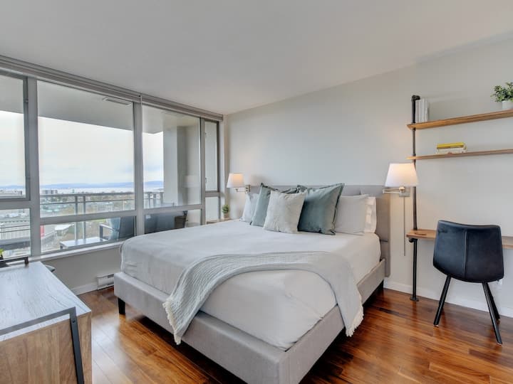 ห้องนอนใหญ่พร้อมโต๊ะทำงานในตัว