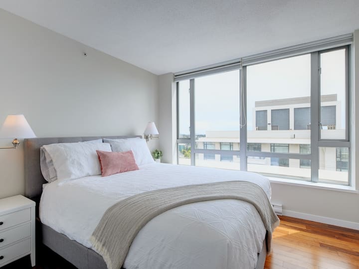 ห้องนอนแขกพร้อมเตียงควีนไซส์