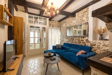 Rustic holiday house with jacuzzi, 4 Seasons