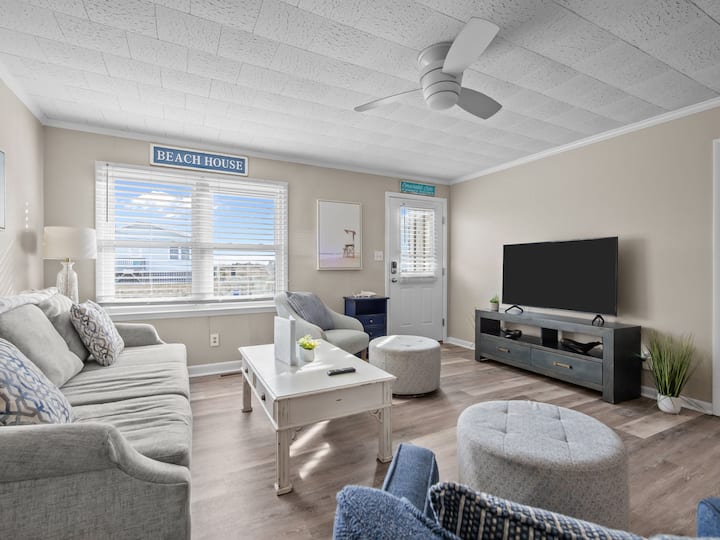 2nd Row 4 Bedroom, 2 Bath, Newly Remodeled - Emerald Isle, NC