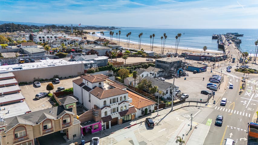 Coastal Retreat walking distance to Main Beach!