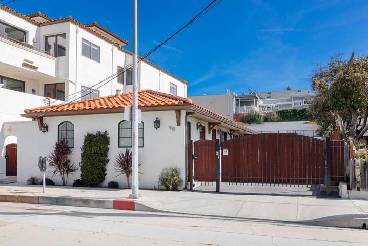 Coastal Retreat walking distance to Main Beach! gallery image 2