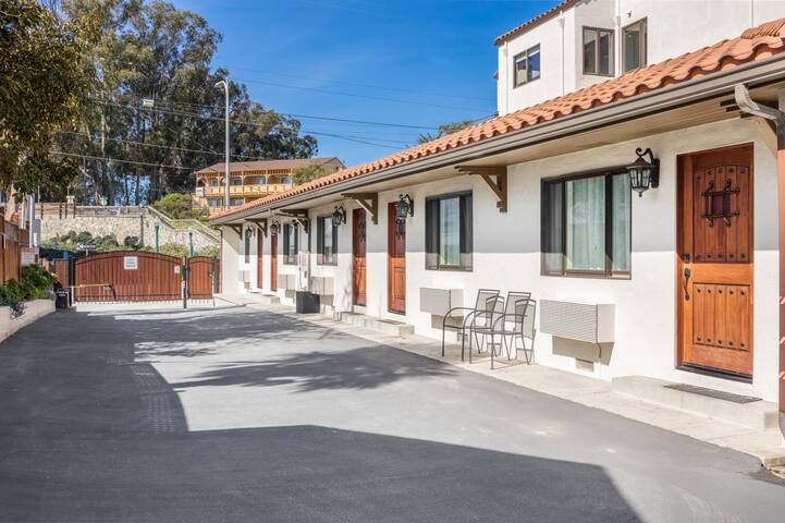 Coastal Retreat walking distance to Main Beach! gallery image 3