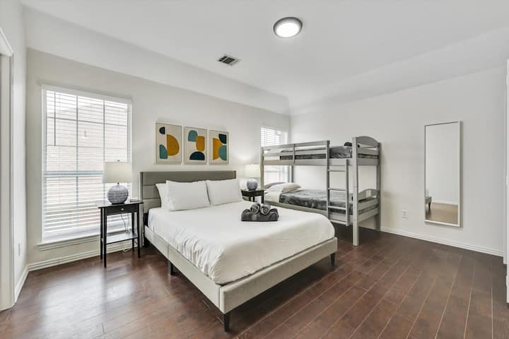 Საძინებელი 5: ვერ წყვეტთ, სად დაიძინოთ? Ნუ ღელავთ – ვერ შეცდებით! Ყველა საწოლს აქვს ფუმფულა ბალიშები და ხრაშუნა თეთრეული.