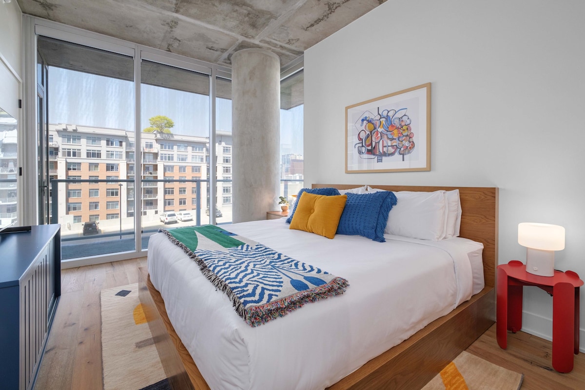 Phenomenal Downtown Views | Rooftop Pool | Rainey