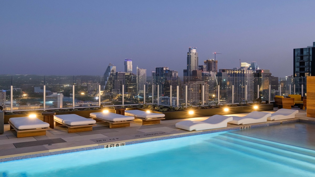 Phenomenal Downtown Views | Rooftop Pool | Rainey
