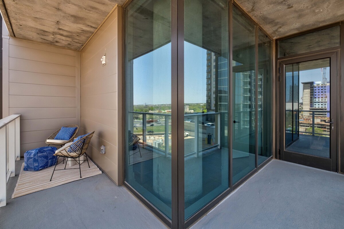 Phenomenal Downtown Views | Rooftop Pool | Rainey