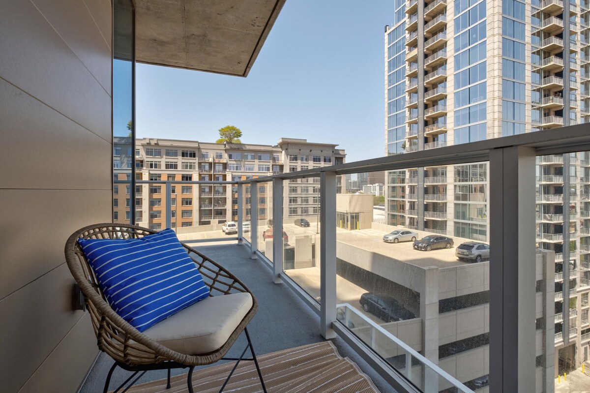 Phenomenal Downtown Views | Rooftop Pool | Rainey
