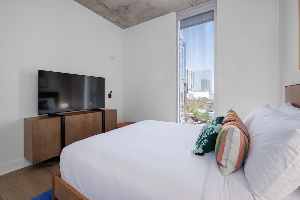 Phenomenal Downtown Views | Rooftop Pool | Rainey