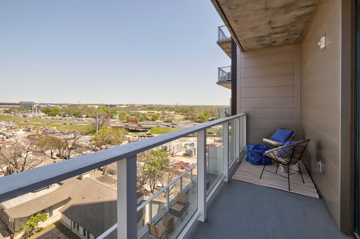Phenomenal Downtown Views | Rooftop Pool | Rainey