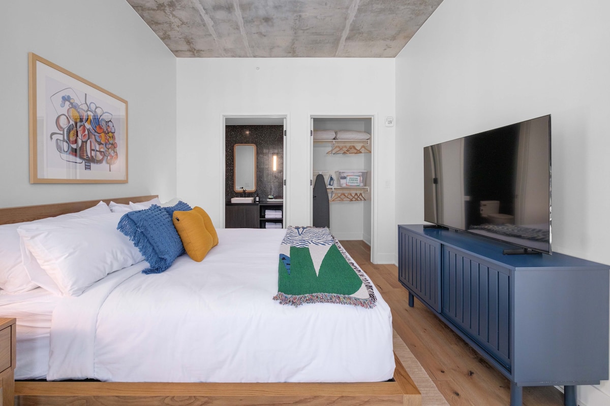 Phenomenal Downtown Views | Rooftop Pool | Rainey