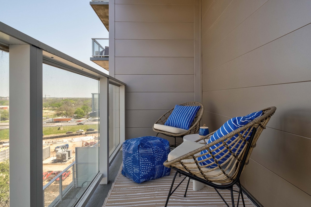 Phenomenal Downtown Views | Rooftop Pool | Rainey