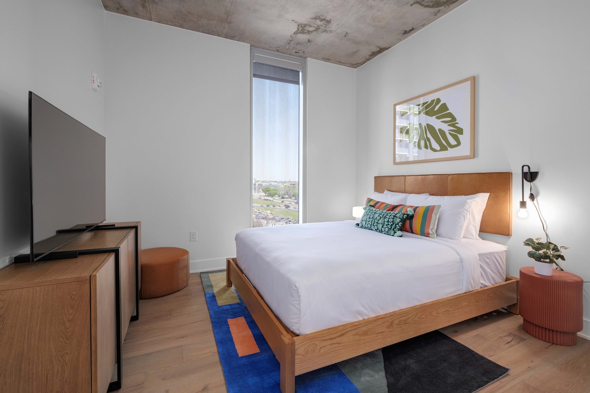 Phenomenal Downtown Views | Rooftop Pool | Rainey