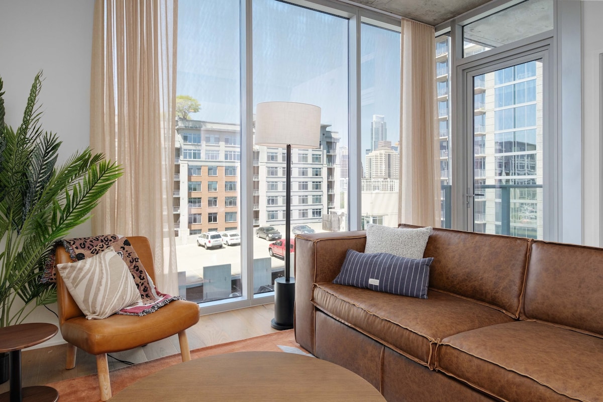 Phenomenal Downtown Views | Rooftop Pool | Rainey