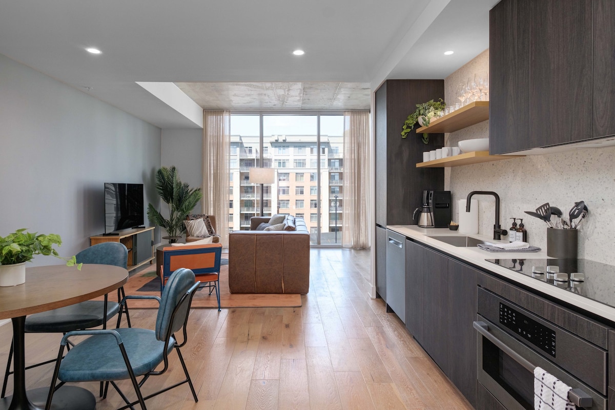 Phenomenal Downtown Views | Rooftop Pool | Rainey