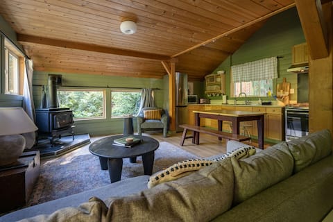 Florencia Bay Cottage I Hot Tub I Fireplace I BBQ