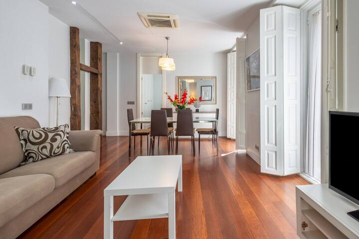 Modern with 7 balconies – 3 Beds +2B – Plaza Mayor gallery image 3