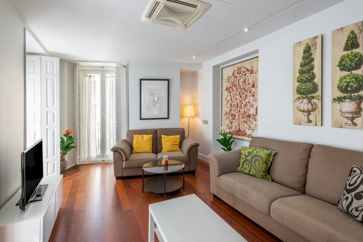 Modern with 7 balconies – 3 Beds +2B – Plaza Mayor gallery image 4