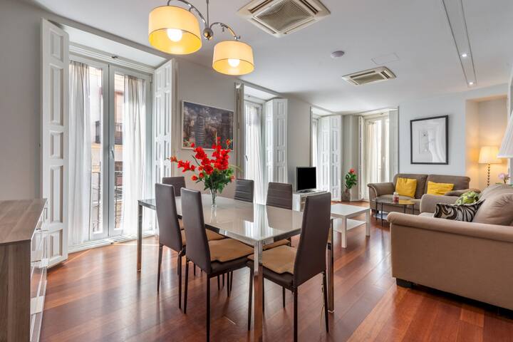 Modern with 7 balconies – 3 Beds +2B – Plaza Mayor gallery image 2