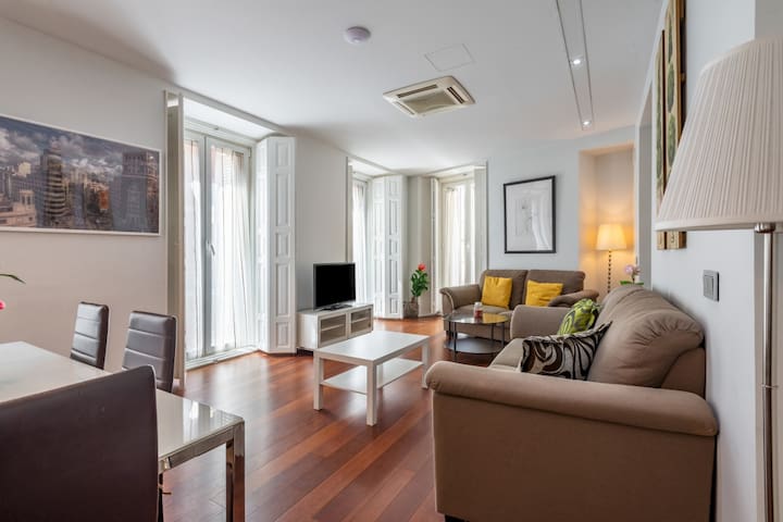 Modern with 7 balconies – 3 Beds +2B – Plaza Mayor