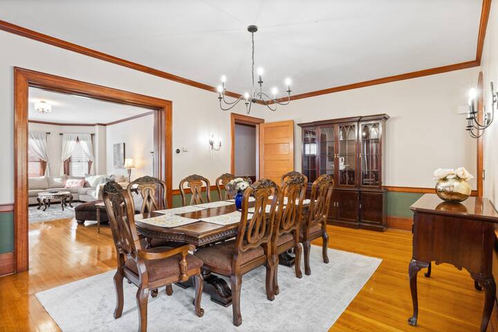 Stately Park Ave. Century Home – Sleeps 6! gallery image 4