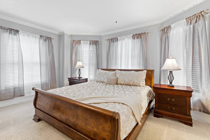 Stately Park Ave. Century Home – Sleeps 6! gallery image 2