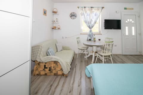 Popular Airbnb listing: Good Vibration Oasis -Free parking in Rožat