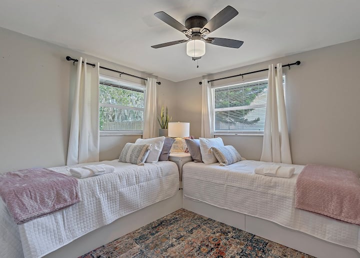 חדר שינה 2 עם 3 מיטות זוגיות (אחת מהן היא סלסול). המיטות האלה הן מזרני אירוח של Helix, הנוחות האולטימטיבית!