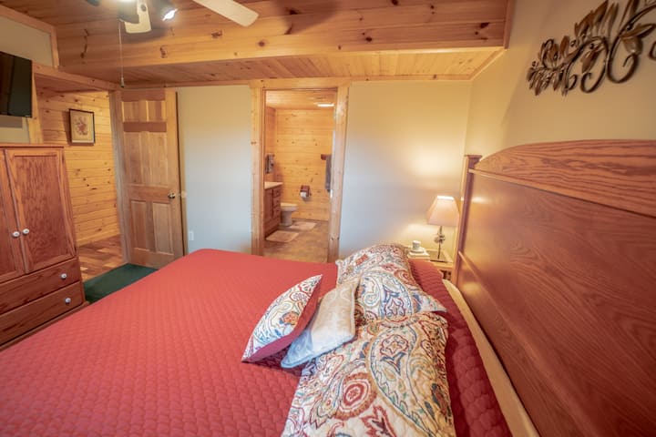 加大双人床下层套房