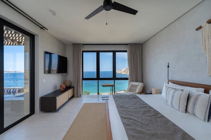 Dhoma kryesore e gjumit ka një krevat dopio "king-size", mobilie projektuesi, shtroja me cilësi të lartë, televizor inteligjent dhe grila të errëta. Shijo pamjet e oqeanit dhe hyrjen e drejtpërdrejtë në tarracën e madhe nga dhoma e gjumit