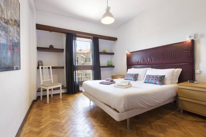 Lv Premier Clerigos RE2- space, lift, ac, balcony gallery image 5