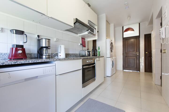 Lv Premier Clerigos RE2- space, lift, ac, balcony gallery image 4