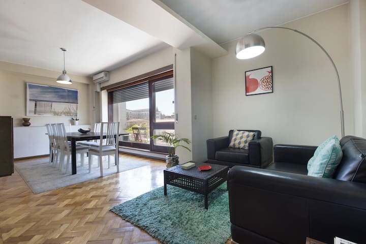 Lv Premier Clerigos RE2- space, lift, ac, balcony gallery image 3