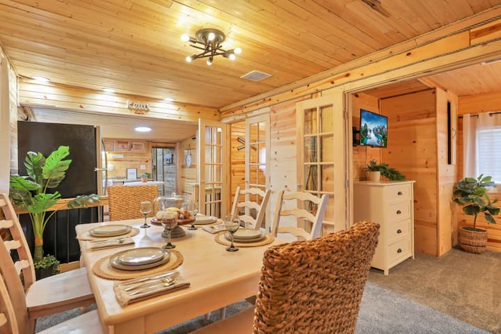 Little Red Cabin At Buckeye Lake|hot Tub|fireplace - Buckeye Lake, OH