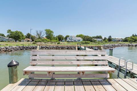 Holiday Getaway: Cozy & Comfy by the Water!