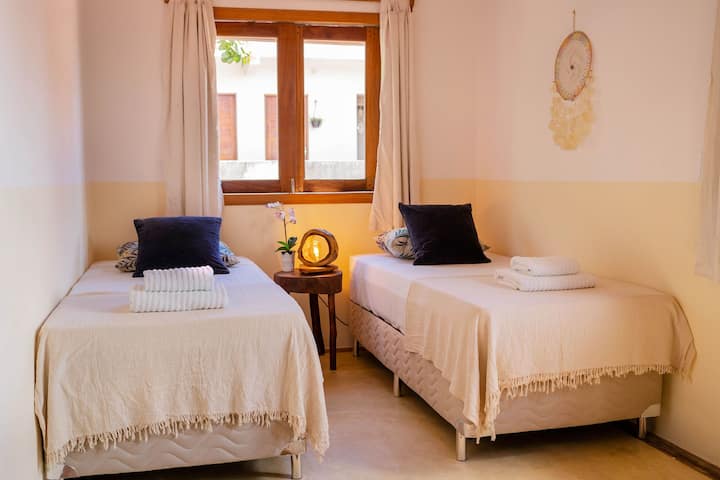 Quarto #2 com duas camas de solteiro ou uma cama king size, você decide +++ The second bedroom comes with two single beds or one king size bed, you decide