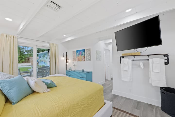 Ძირითადი დიდი საძინებელი მყუდრო აქცენტებით, პირდაპირი გარე შესასვლელით და სმარტ-ტელევიზორით სრული განტვირთვისთვის.