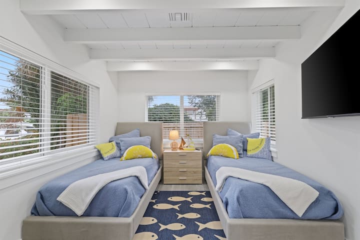 Ნათელი და მიმზიდველი, ტყუპი საძინებელი აღჭურვილია მომხიბლავი საზღვაო დეკორითა და პლუშის თეთრეულით სასიამოვნო სტუმრობისთვის.