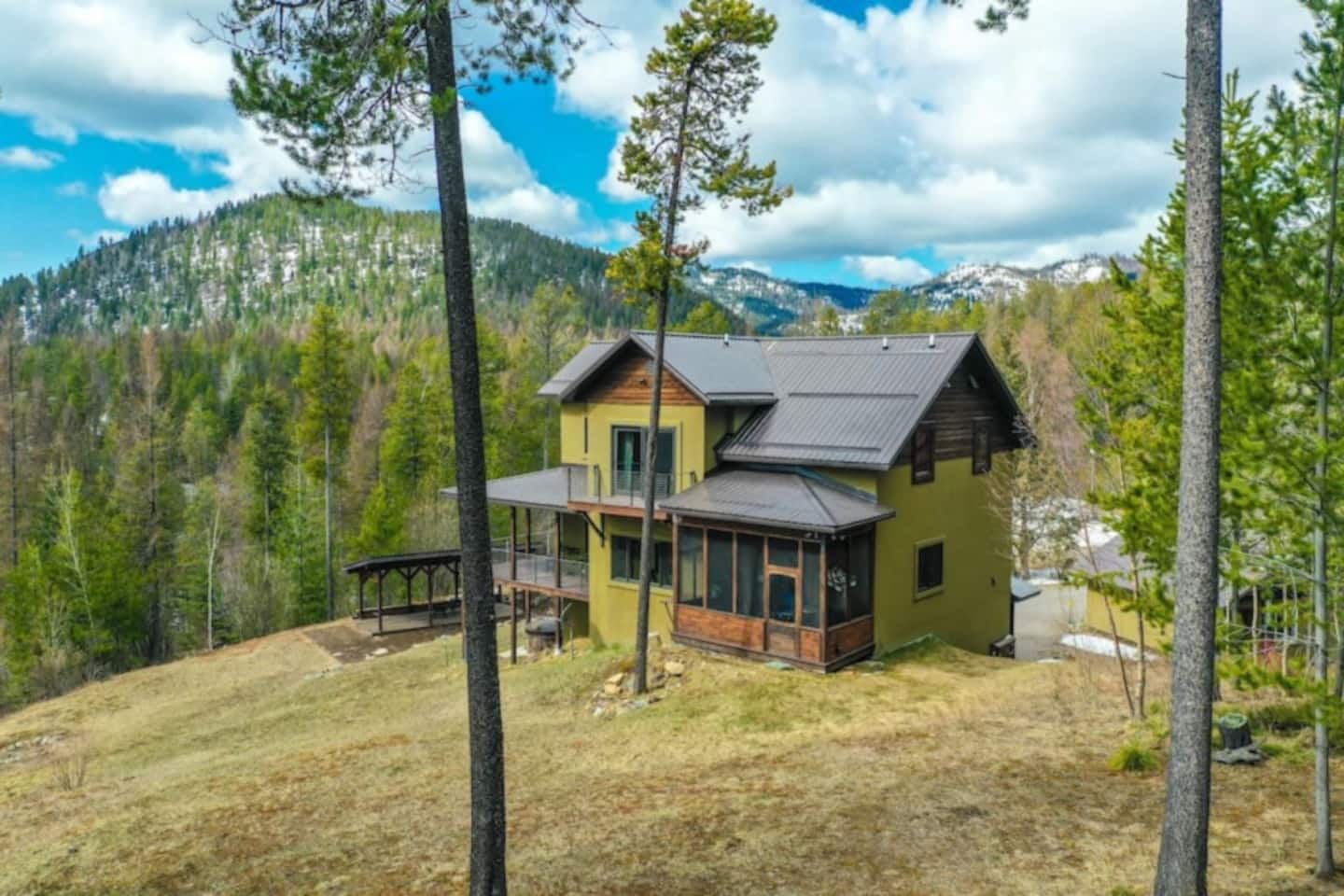 Airbnb preview for Modern 4 Bedroom Home Near Glacier Park