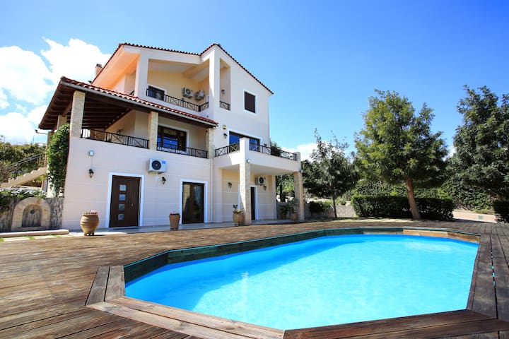 Sofia’s Sunny Home + Private Pool + Gym