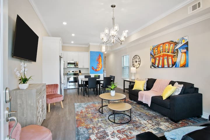 Spacious 5BR/5BA w/ Parking Near FQ & Superdome