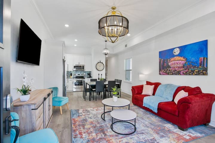 Modern 5BR/5BA Escape | Near FQ & Private Parking
