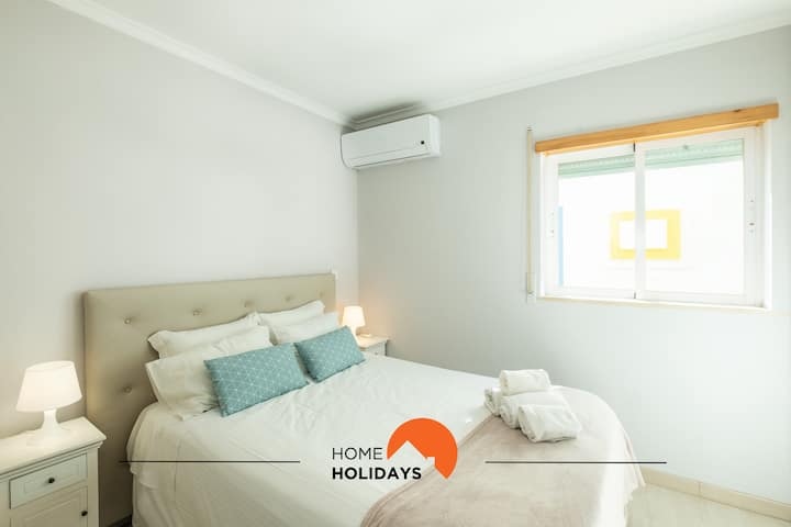 Soveværelse med dobbeltseng og aircondition. Soveværelse med dobbeltseng og seng med aircondition