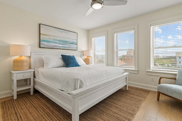 Master King bedroom 2, na 50" smart TV, DVD, en suite bath ina baa walemavu. Kwenye ghorofa ya pili-midlevel.