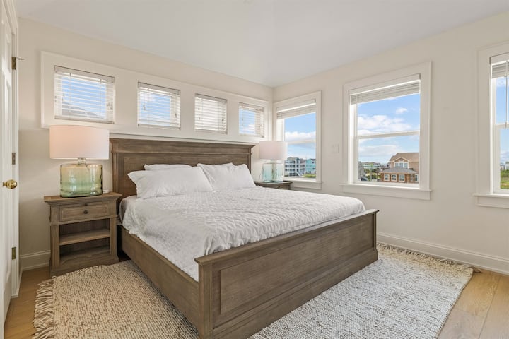 Master King Bedroom 1, ghorofa ya juu na 58" smart TV, DVD, sakafu sawa na sebule, chumba cha kulia jikoni.