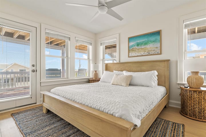 Master King chumba cha kulala 4 na samani zote mpya, matandiko na mandhari ya panoramic. Midlevel na maoni ya bahari na sauti