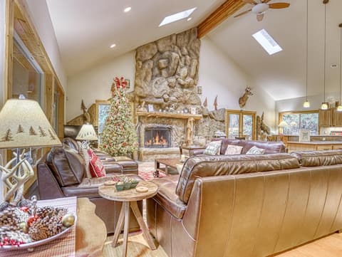 Spacious Lodge, 2 Fireplaces, Media Room, Hot Tub