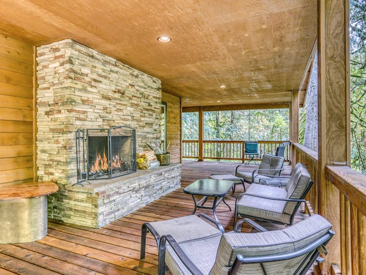 Spacious Lodge, 2 Fireplaces, Media Room, Hot Tub Cabins for Rent in