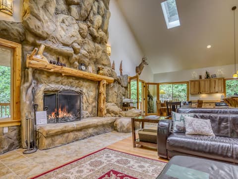 Spacious Lodge, 2 Fireplaces, Media Room, Hot Tub